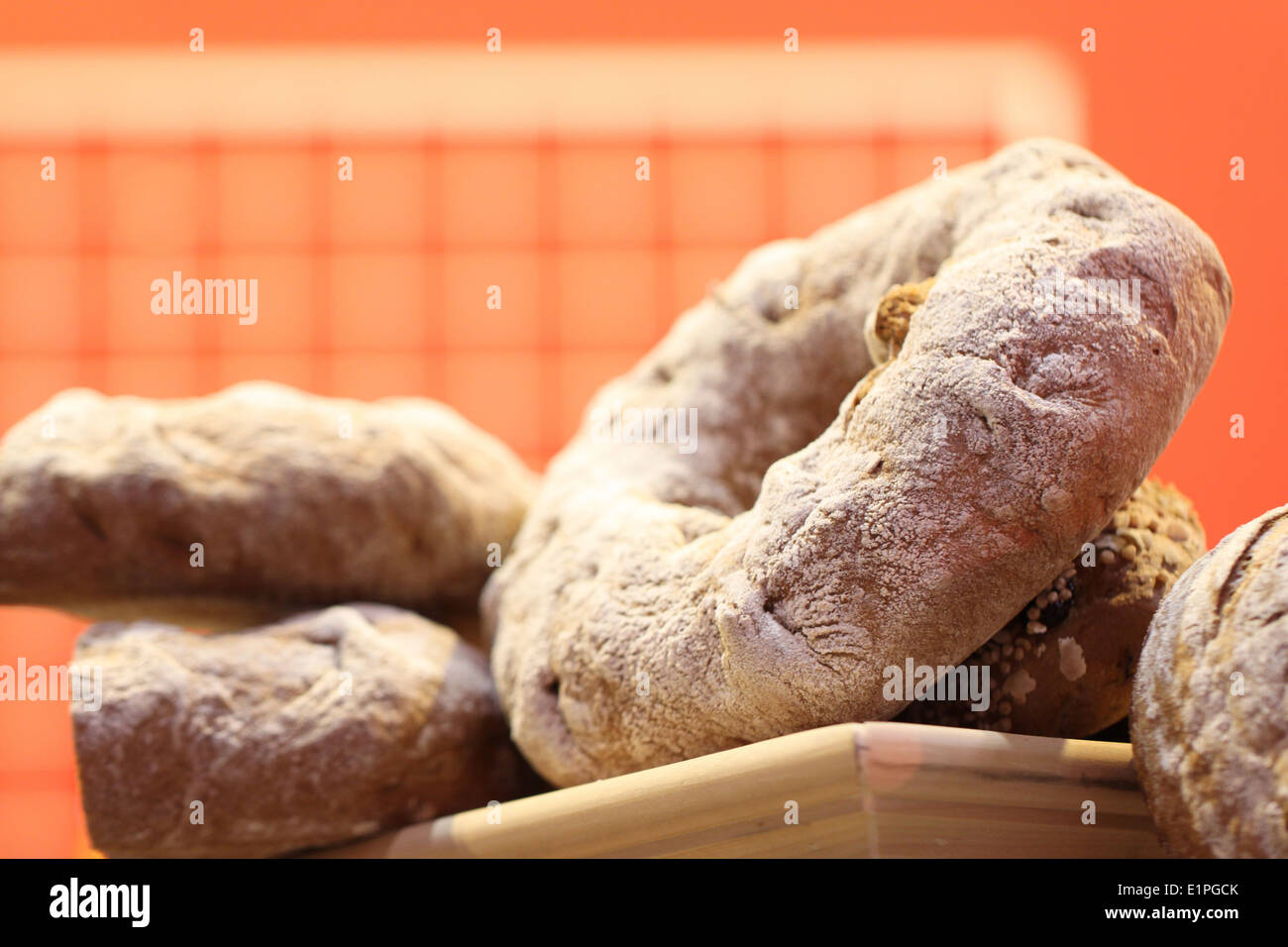 Gebackenes Brot mit Mohn für Lebensmittel Hintergrund. Stockfoto