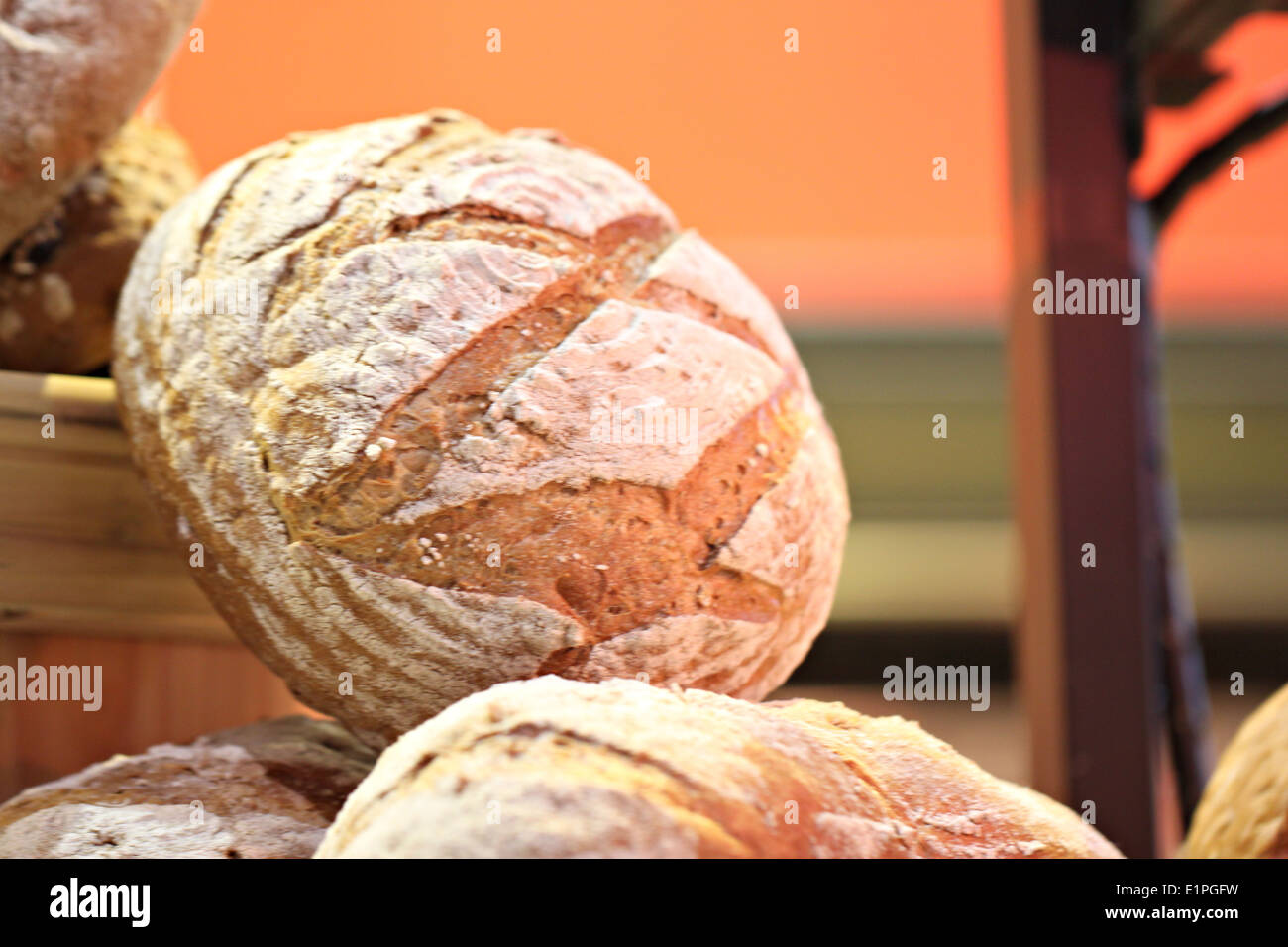 Gebackenes Brot mit Mohn für Lebensmittel Hintergrund. Stockfoto