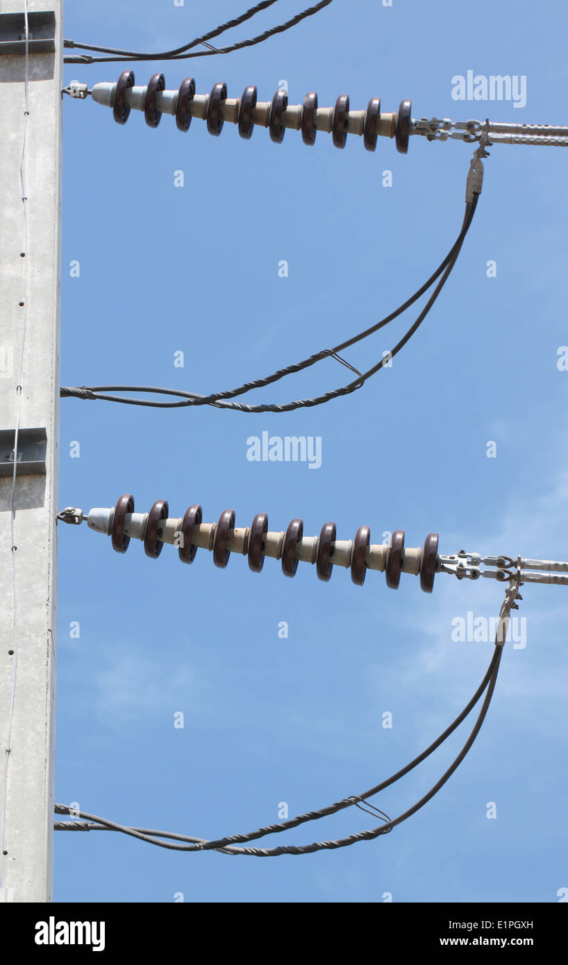 Hochspannung Netzteile auf dem Hintergrund des blauen Himmels. Stockfoto
