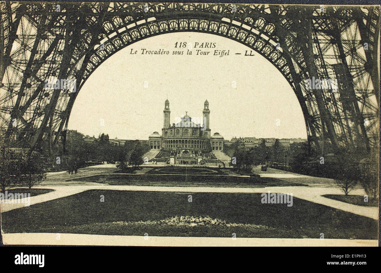 Die Sammlung der 1st Aero Squadron zeigt historische Bilder aus dem Ersten Weltkrieg, die die Aktivitäten des Geschwaders in Paris und seine bedeutende Rolle in der frühen militärischen Luftfahrt während des Krieges zeigen. Stockfoto