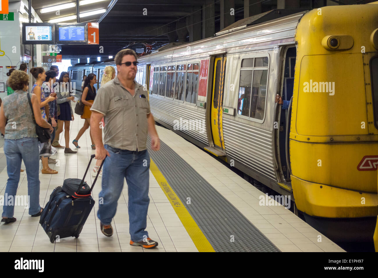Brisbane Australien, Fortitude Valley Station, Queensland Rail City Network, Zug, TransLink, Bahnsteig, Fahrgäste Fahrer, Fahrer, AU140314076 Stockfoto
