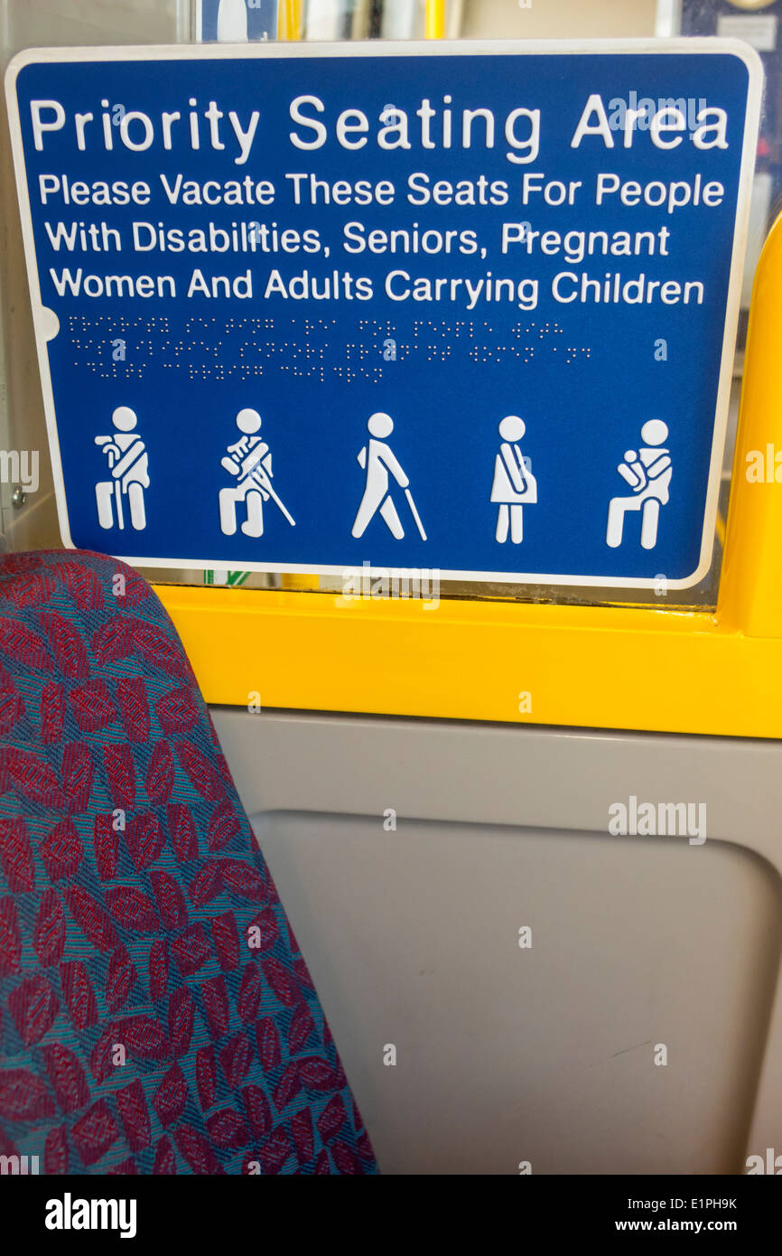 Brisbane Australien, Bahnhof Fortitude Valley, Queensland Rail City Network, Zug, TransLink, Passagierkabine, Schild, bevorzugter Sitzbereich, AU140314078 Stockfoto