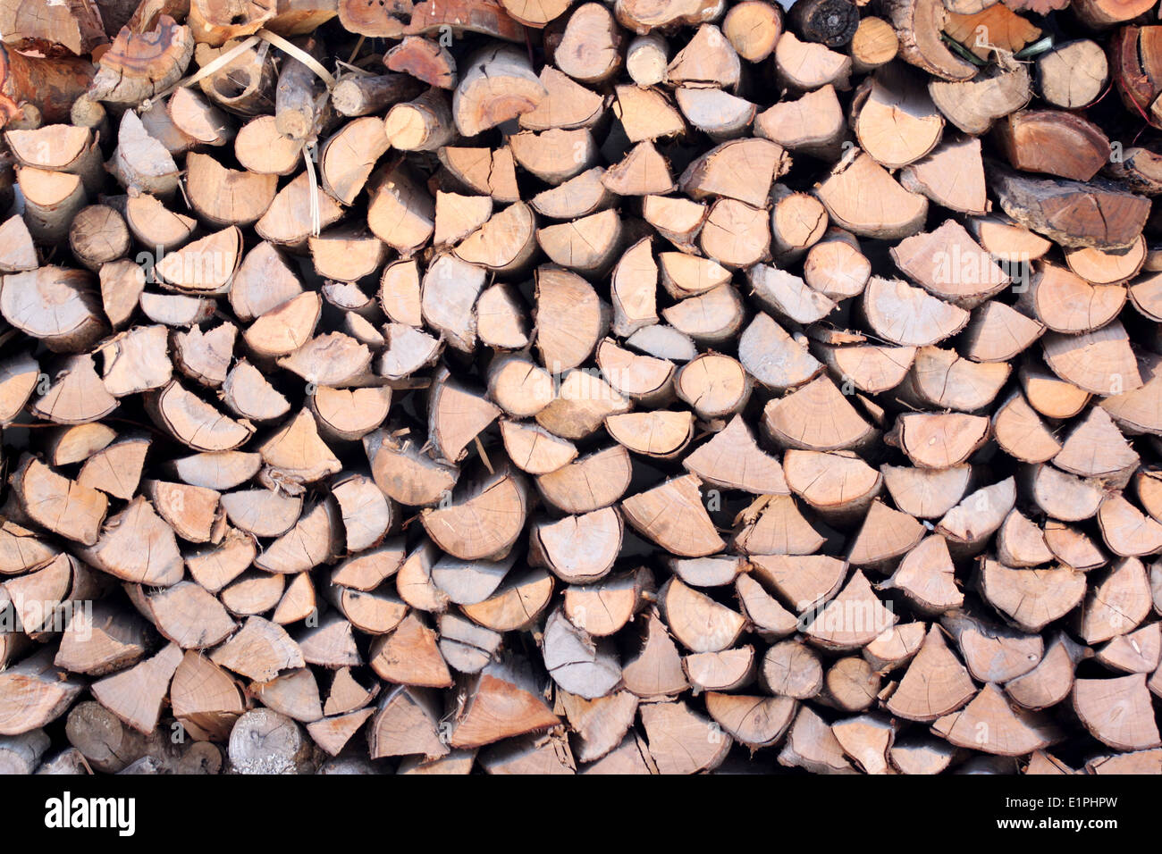 Rohstoff von Brennholz für den Hintergrund. Stockfoto