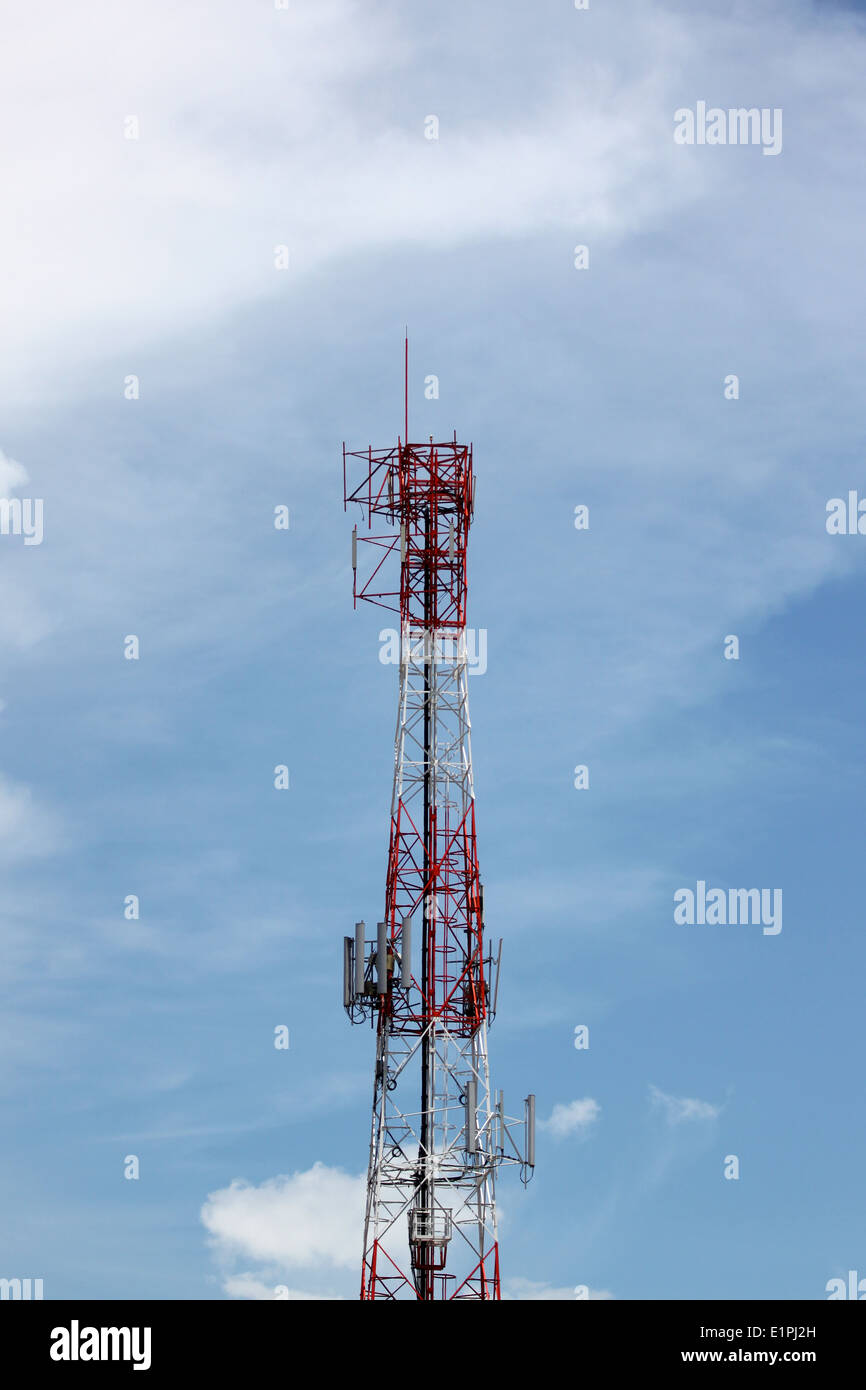 Antennensignal Telefon auf blauen Himmelshintergrund. Stockfoto