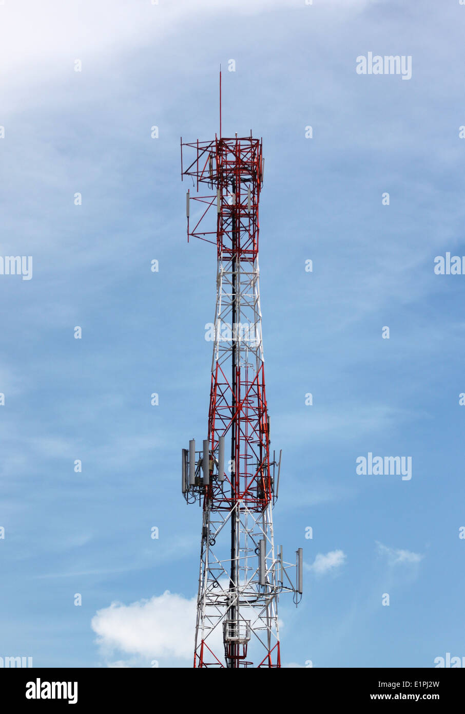 Antennensignal Telefon auf blauen Himmelshintergrund. Stockfoto