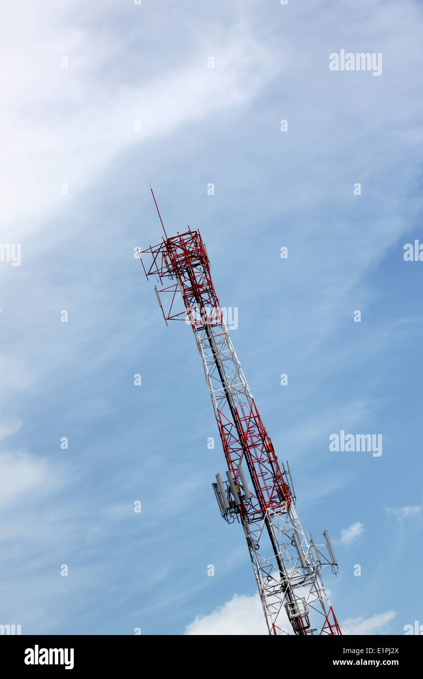 Antennensignal Telefon auf blauen Himmelshintergrund. Stockfoto