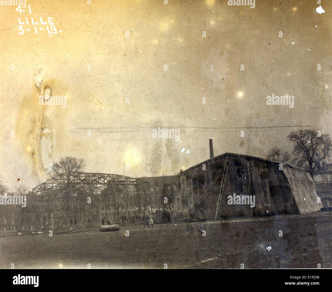 Der erste Weltkrieg, der von 1914 bis 1918 dauerte, war ein entscheidender Konflikt in der Weltgeschichte. Der Krieg markierte den Übergang zur modernen Kriegsführung, mit bedeutenden Fortschritten in der Luftfahrt, Taktik und Waffen, die die Weltordnung neu formten. Stockfoto