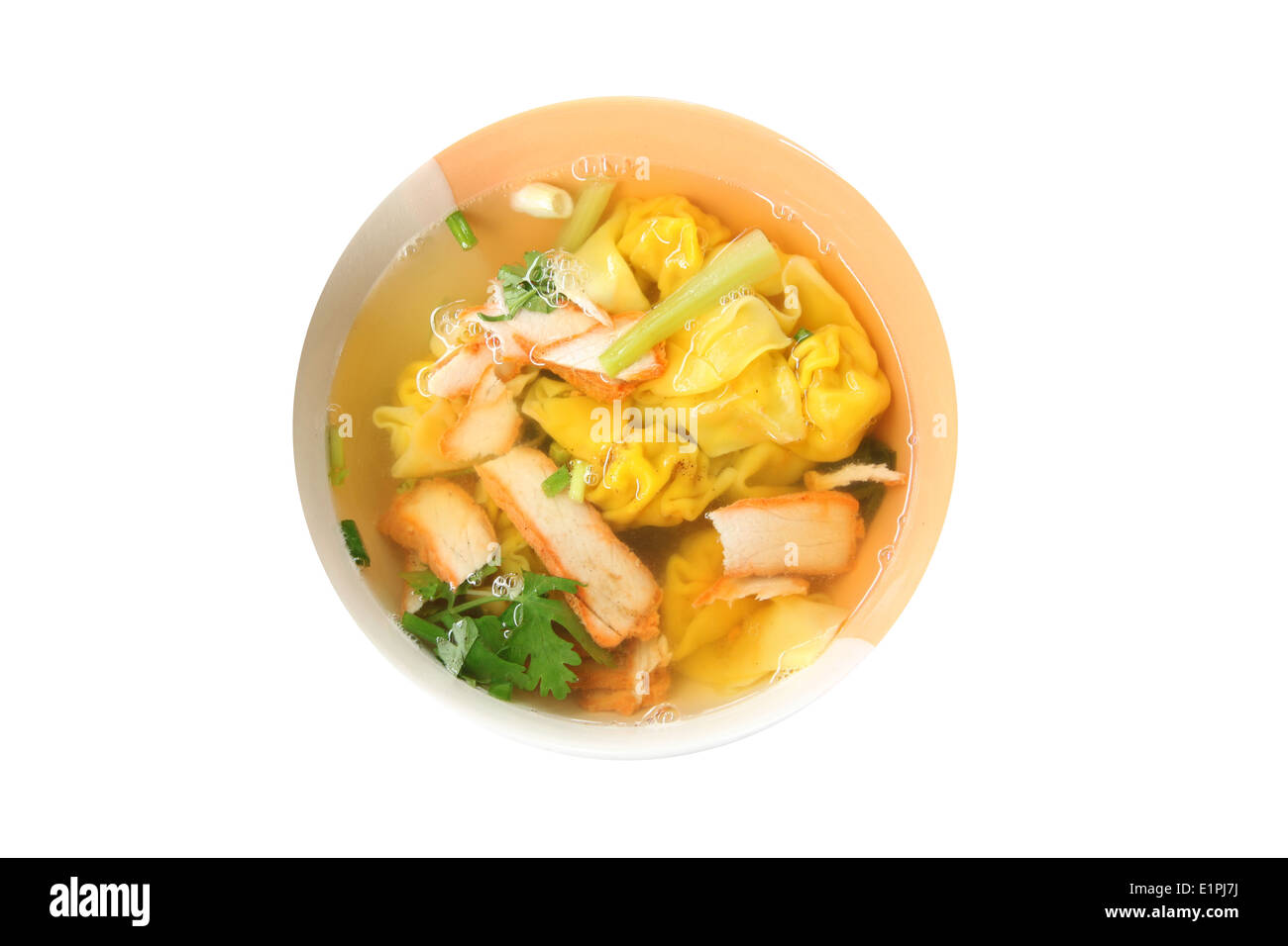 Wonton Nudelsuppe in Schüssel mit isoliert auf weißem Hintergrund. Stockfoto