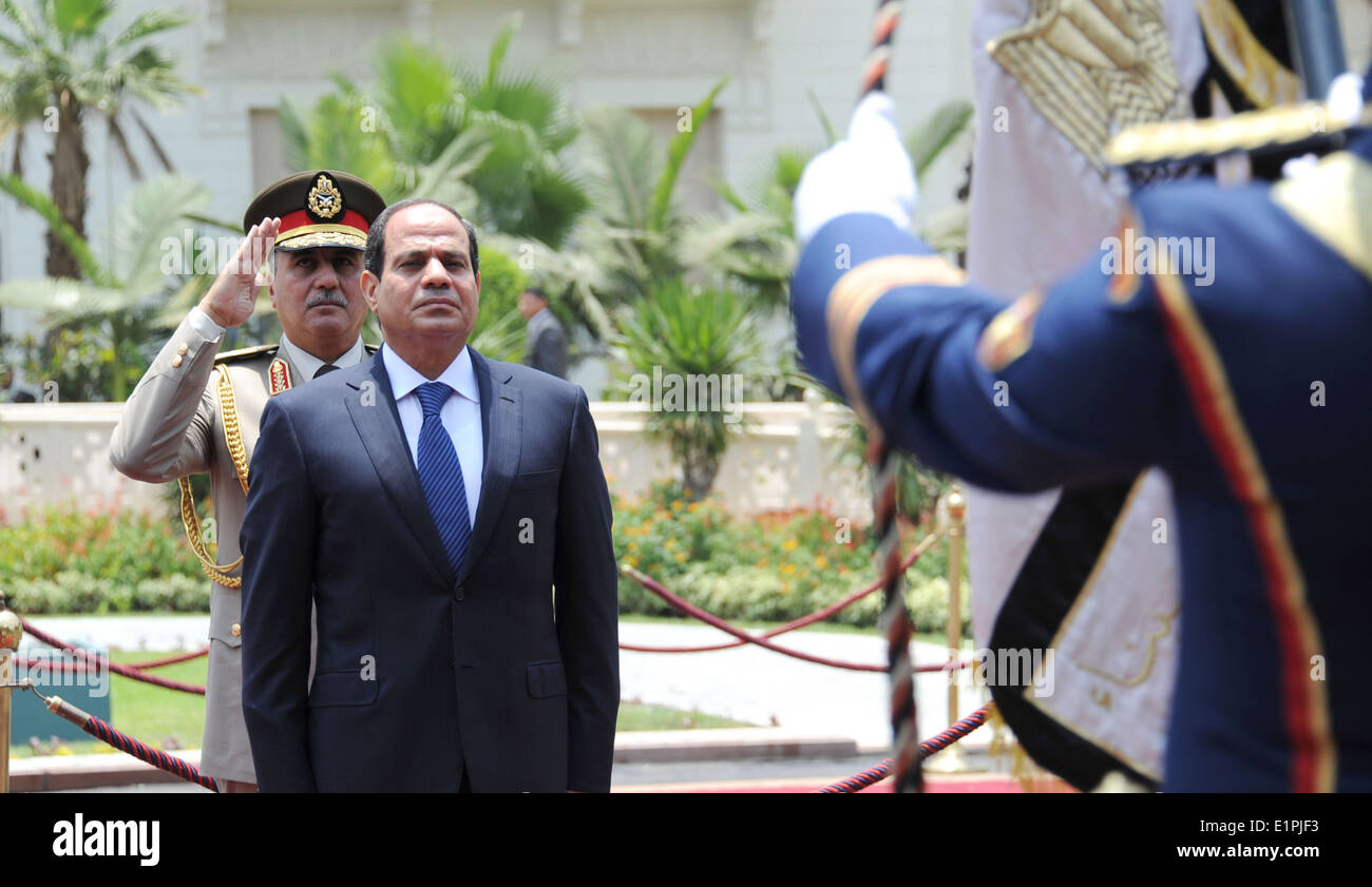 Ägyptens neue Präsident Abdel Fatah El Sissy Bewertungen der Ehrengarde während der Einweihung Zeremonien in den Präsidentenpalast Stockfoto