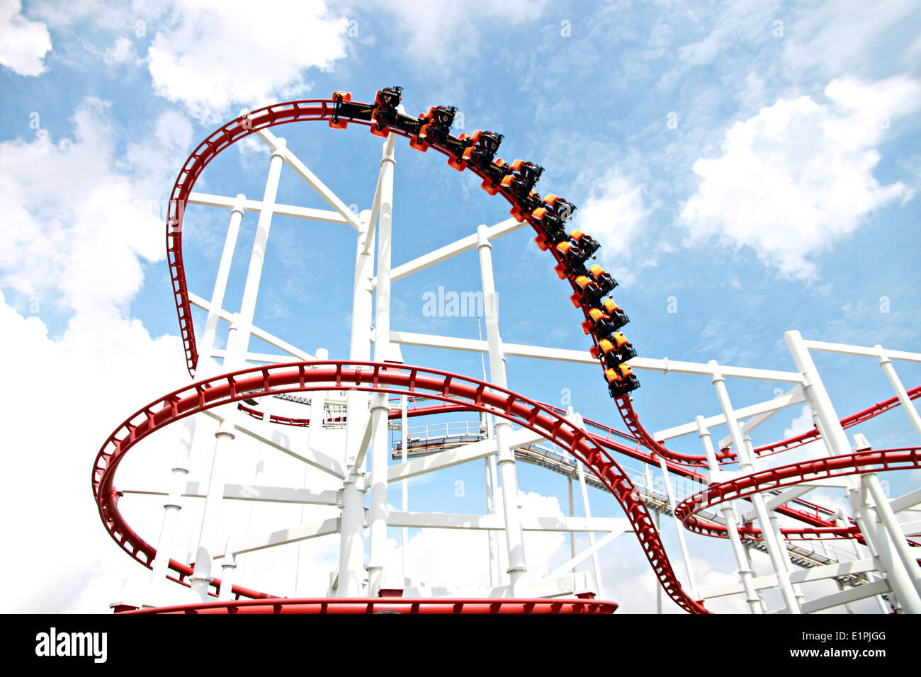 Achterbahn gegen blauen Himmel im Vergnügungspark. Stockfoto Achterbahn gegen blauen Himmel im Vergnügungspark. Stockfoto