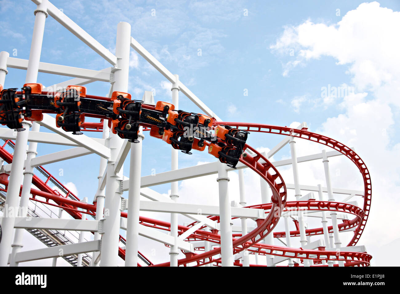 Achterbahn gegen blauen Himmel im Vergnügungspark. Stockfoto Achterbahn gegen blauen Himmel im Vergnügungspark. Stockfoto