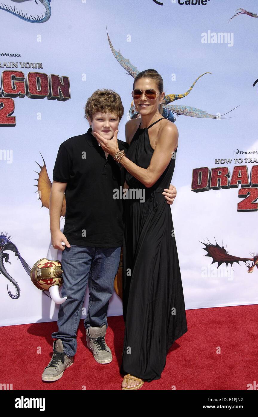 Los Angeles, CA, USA. 8. Juni 2014. David O'Mara, Paige Turco im Ankunftsbereich für HOW TO TRAIN YOUR DRAGON 2 Premiere, The Regency Village Theatre, Los Angeles, CA 8. Juni 2014. Bildnachweis: Michael Germana/Everett Collection/Alamy Live-Nachrichten Stockfoto