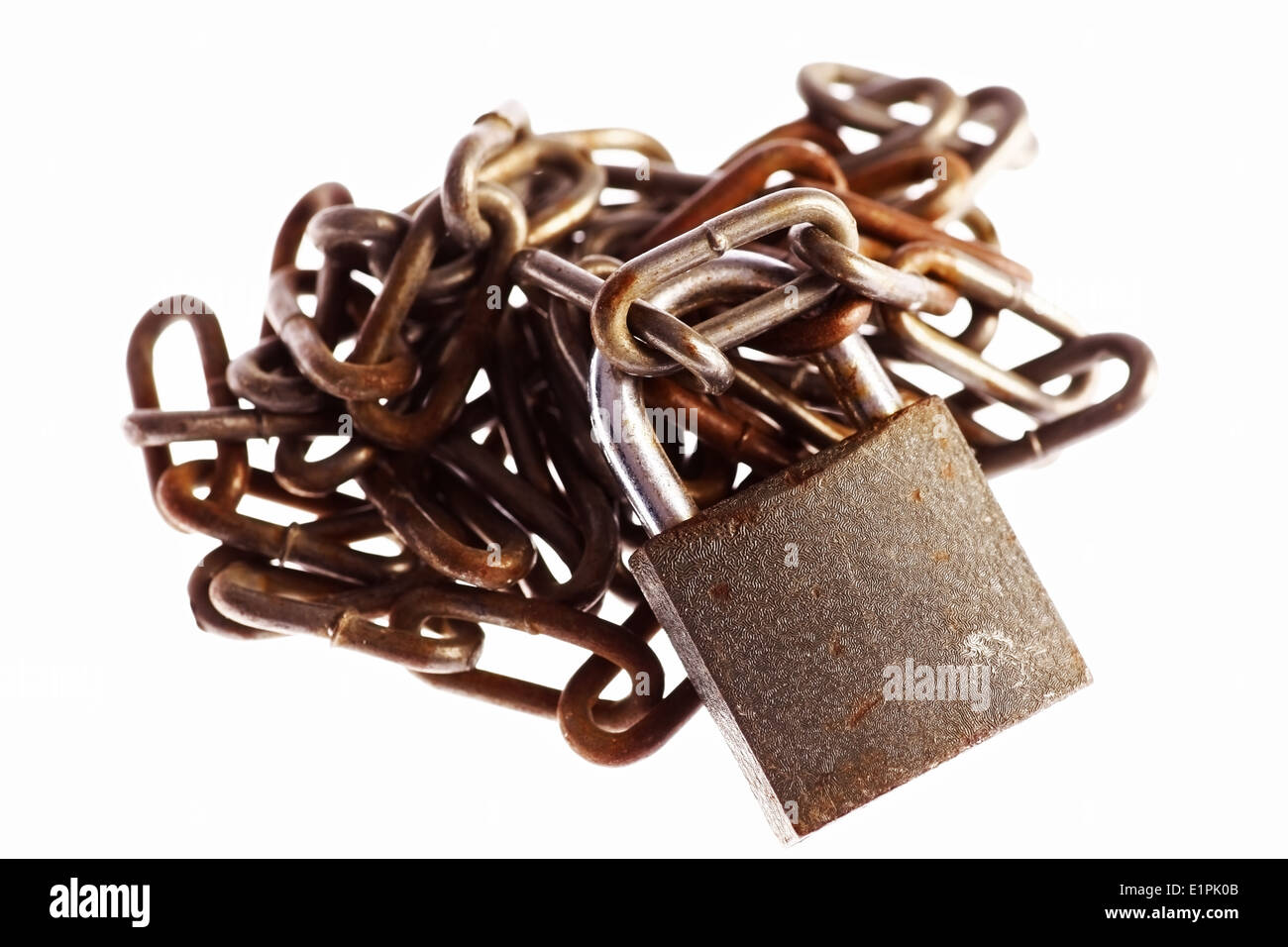 Farbdetails einige rostigen Ketten und eine Sperre auf weiß. Stockfoto