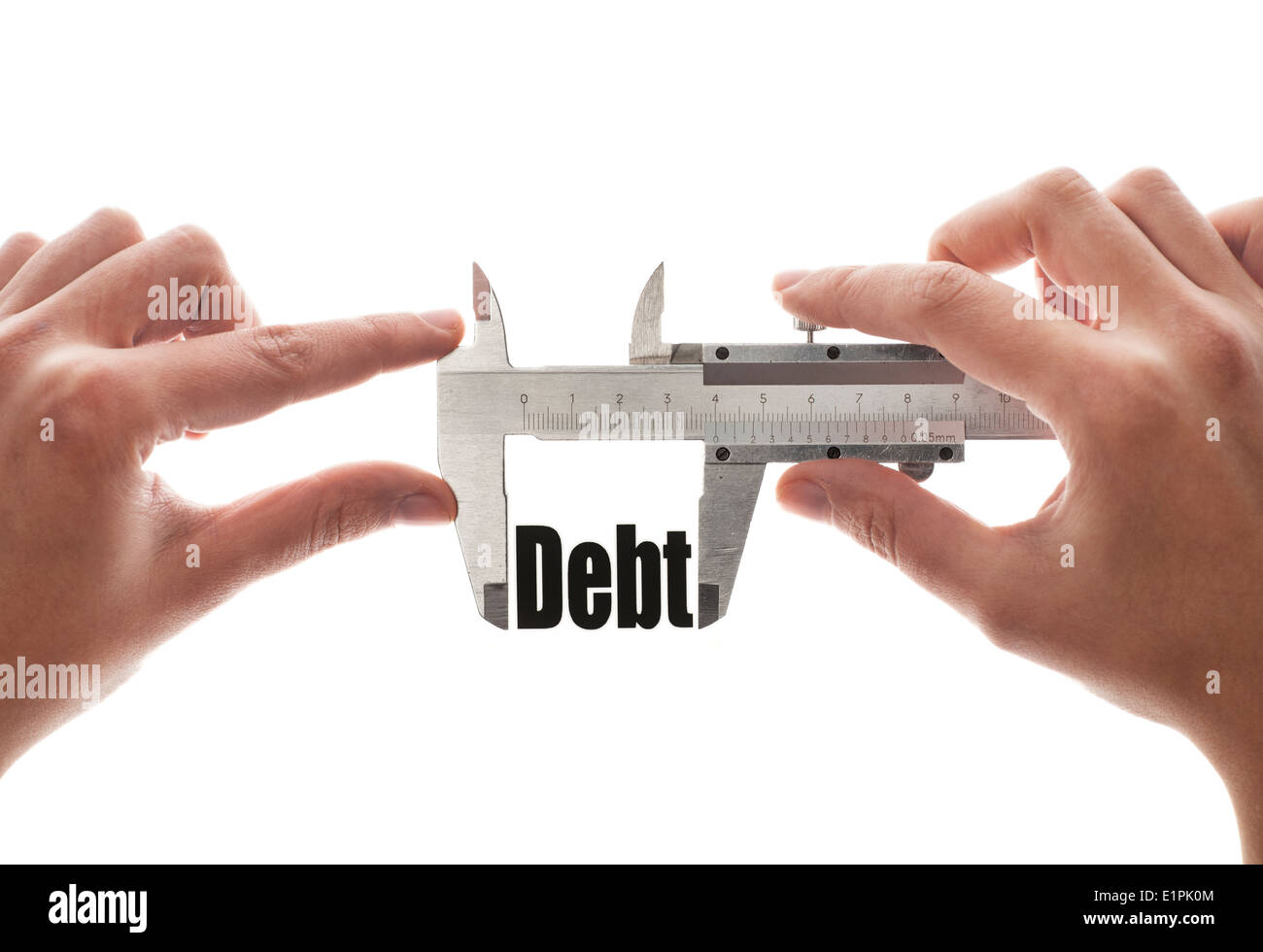 Das Wort "Schulden" wird mit einem Bremssattel gemessen. Business-Metapher. Stockfoto