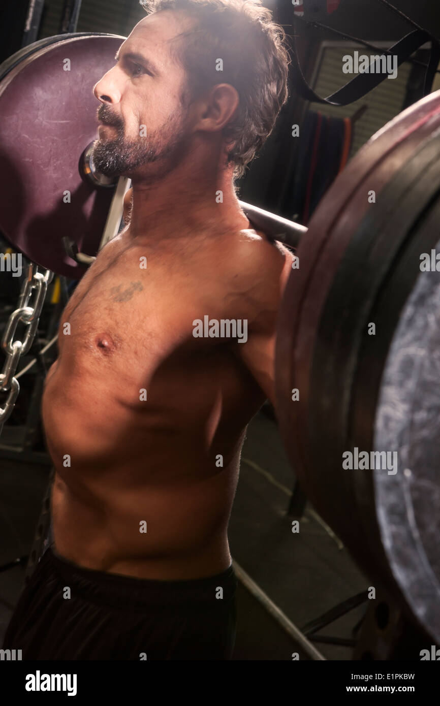 Mann Training Gewichtheben im Fitness-Studio Stockfoto