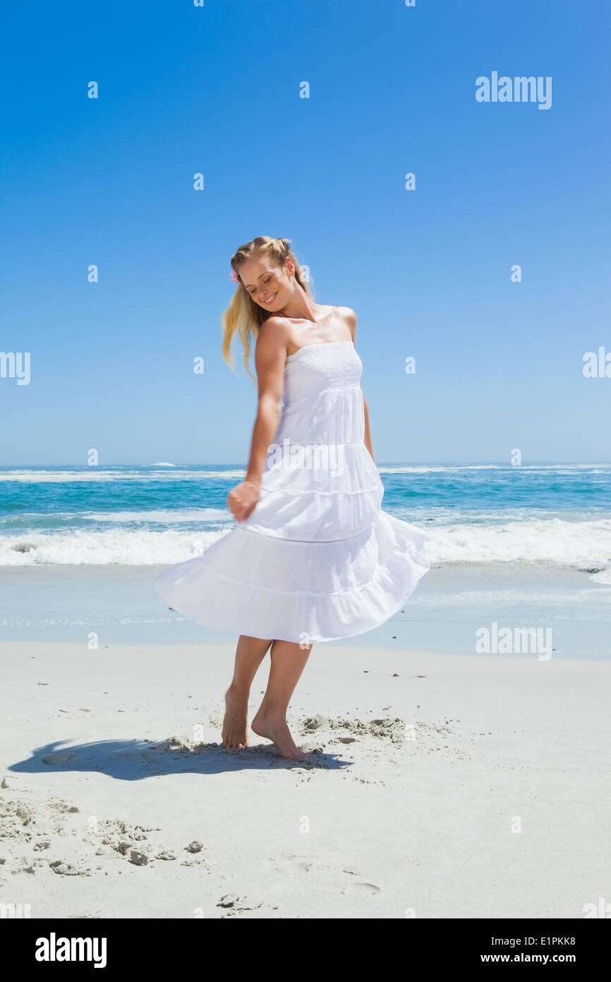 Ziemlich sorglos Blondine stehen am Strand Stockfoto