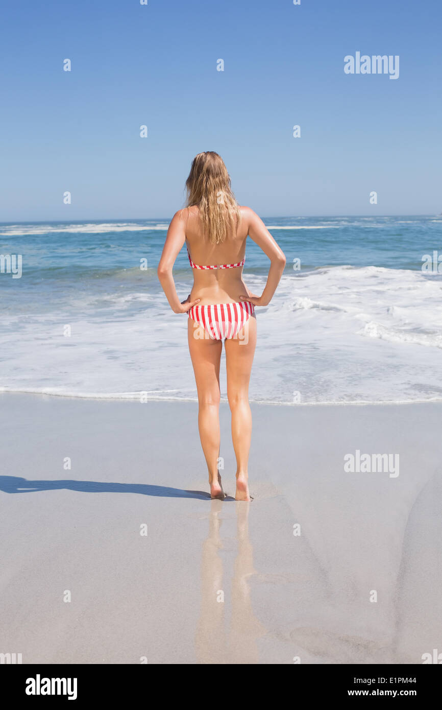 Rückansicht des Fit Frau im Bikini am Strand Stockfoto