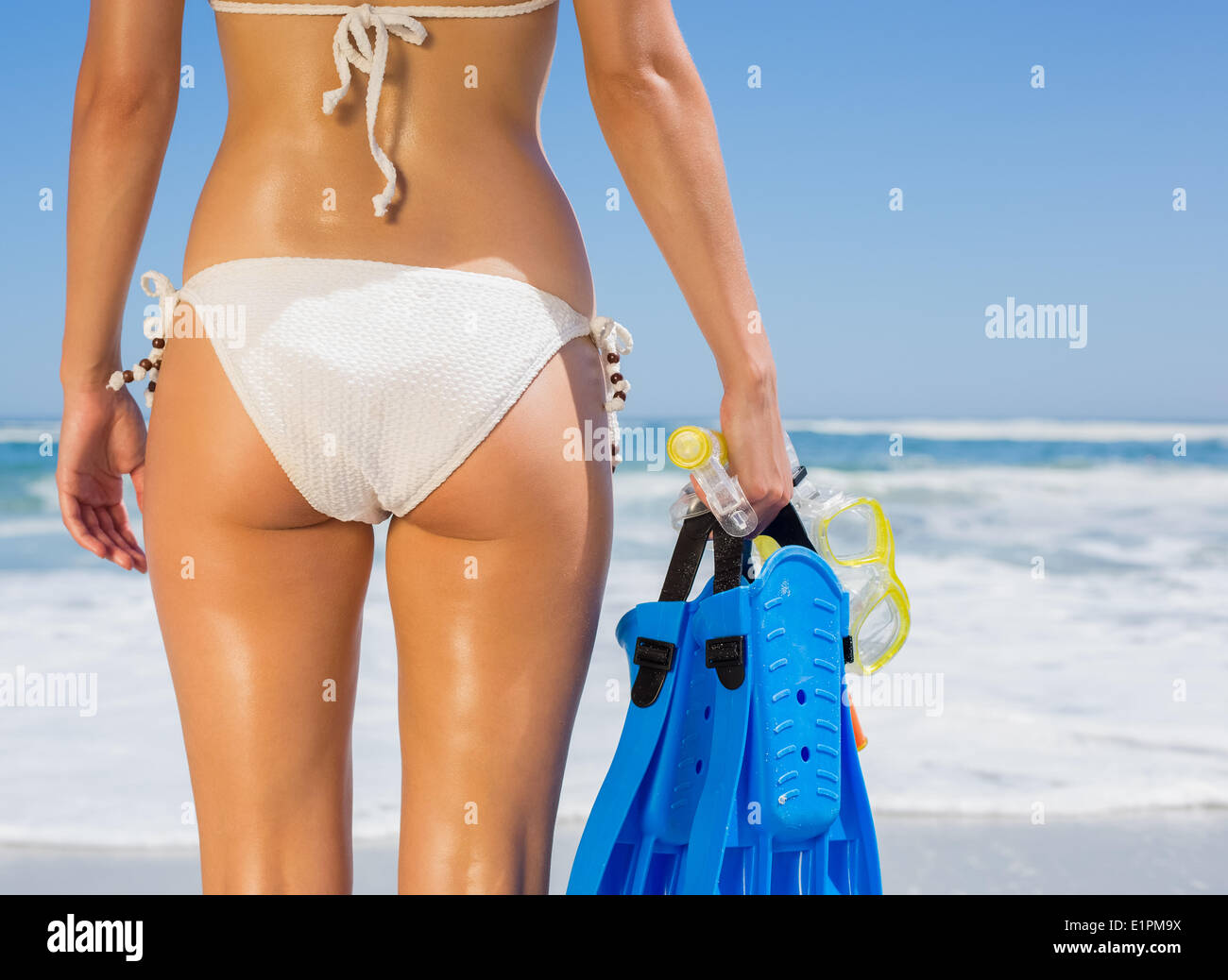 Frau in weißen Bikini Schnorchel-Ausrüstung am Strand hält fit Stockfoto