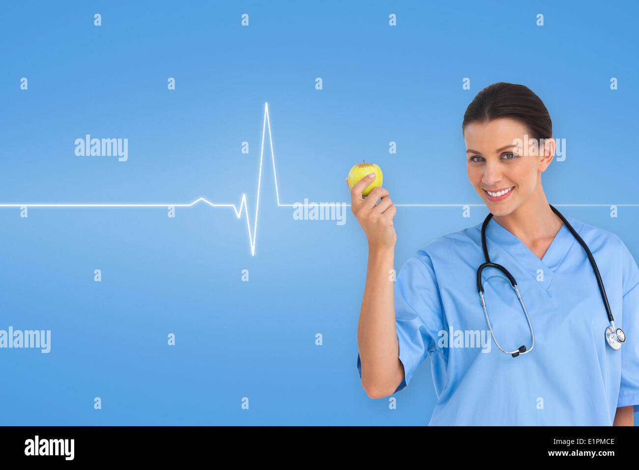 Zusammengesetztes Bild glücklich Chirurgen hält einen Apfel und lächelt in die Kamera Stockfoto