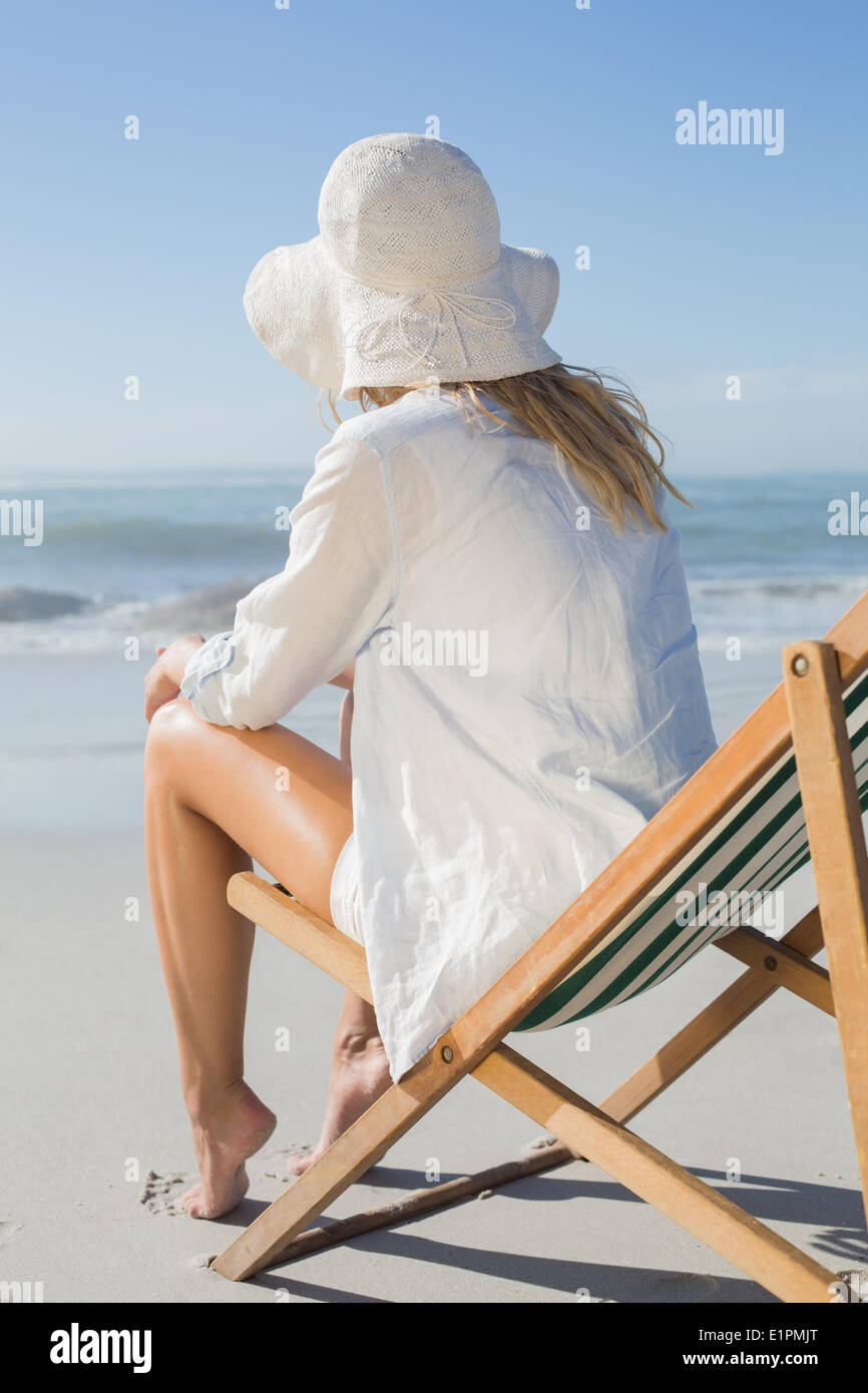 Blondine entspannen im Liegestuhl am Meer Stockfoto