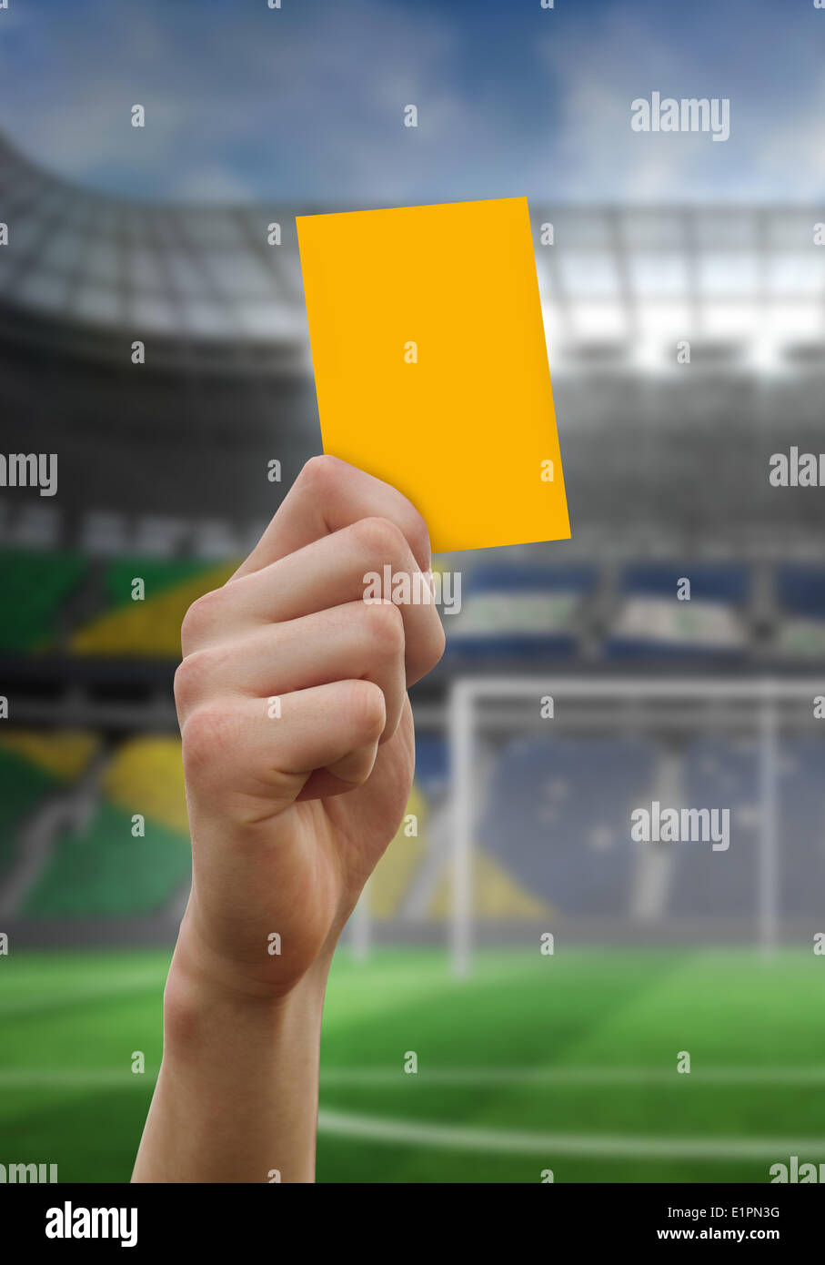 Zusammengesetztes Bild von Hand, die gelbe Karte Stockfoto Zusammengesetztes Bild von Hand, die gelbe Karte Stockfoto