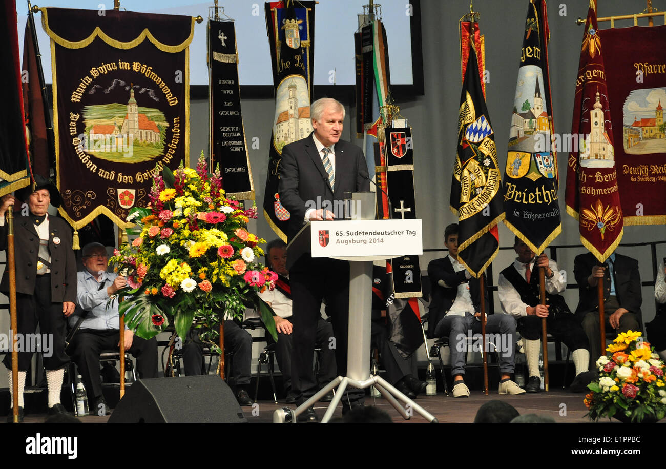 Bayerische Ministerpräsident Horst Seehofer spricht während der 65. Sudeten Deutsche Konferenz in Augsburg, Deutschland, 8. Juni 2014. Horst Seehofer will sein Möglichstes zu tun, so dass ein hochrangiges Mitglied der tschechischen Regierung oder sogar der Premierminister in den nächsten Jahren in die Sudeten Deutschen Konferenz teilnehmen würde, sagte er am Ende der 65. Sudeten Deutsche Konferenz. Er sagte auch, es wäre gut, wenn die Sudetendeutschen, ihre Tagung in einem der tschechischen Städte organisieren könnten, in denen gab es eine große ethnische deutsche Bevölkerung vor dem zweiten Weltkrieg. (CTK Foto/Jakub Strihavka) Stockfoto