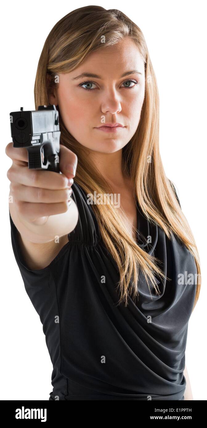 Femme Fatale zeigenden Waffe auf Kamera Stockfoto
