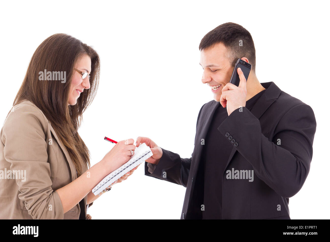 Direktor am Telefon und seine Sekretärin mit Brille Notizen aufschreiben Stockfoto