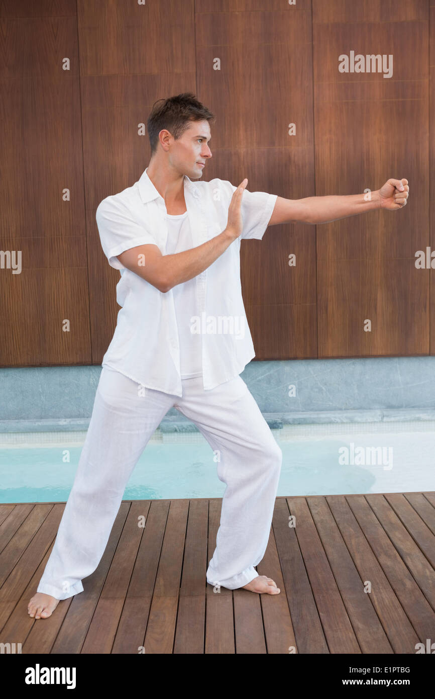 Gut aussehender Mann in weiß Tai Chi zu tun Stockfoto