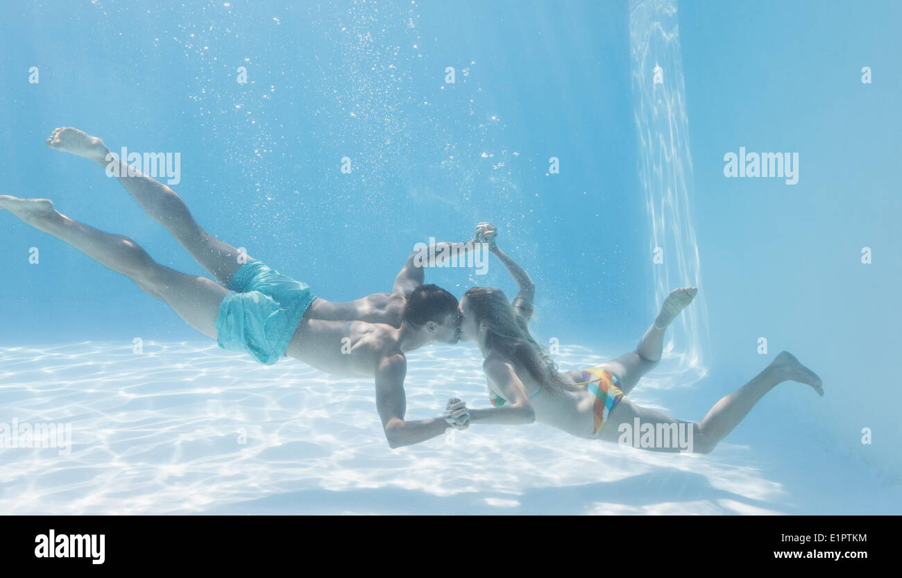 Süßes Paar Hand in Hand unter Wasser im Schwimmbad Stockfoto
