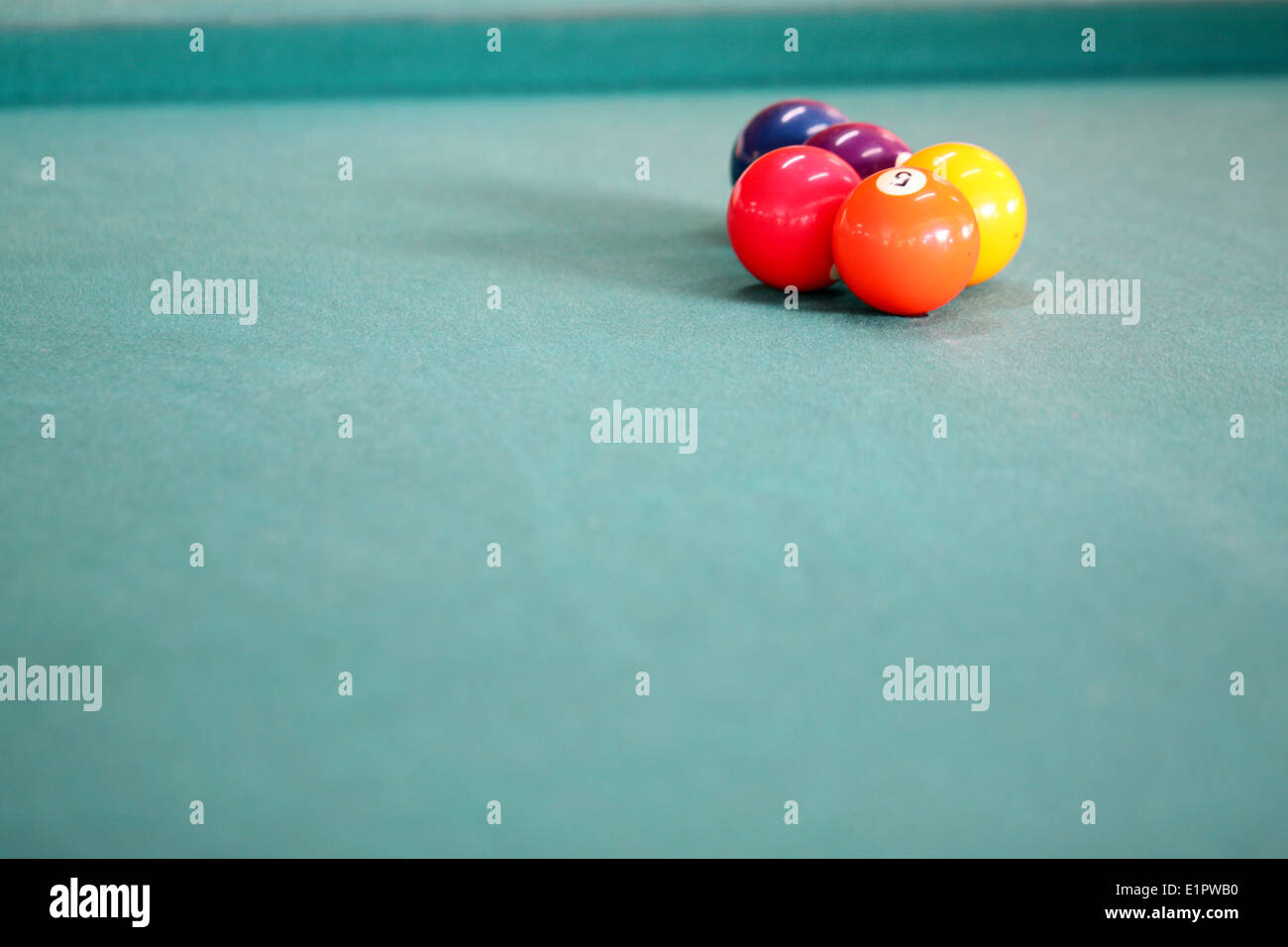 Die Farbe der Kugel auf dem Snookertisch. Stockfoto