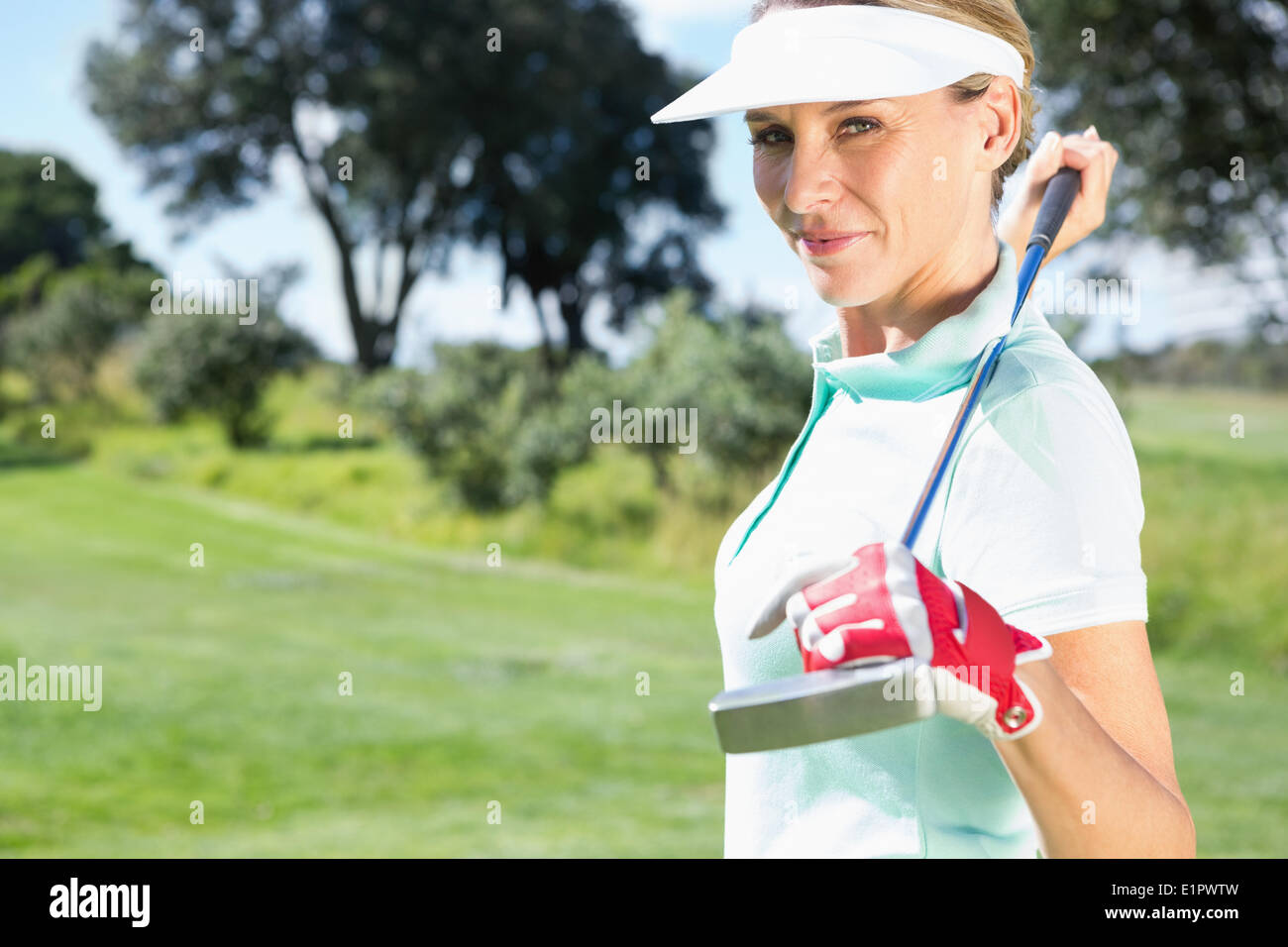 Golfspielerin stehen ihrem Verein lächelnd in die Kamera halten Stockfoto
