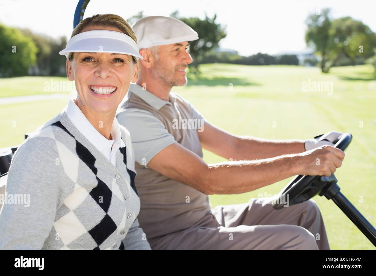 Golf Brautpaar in ihrem Buggy fahren Stockfoto