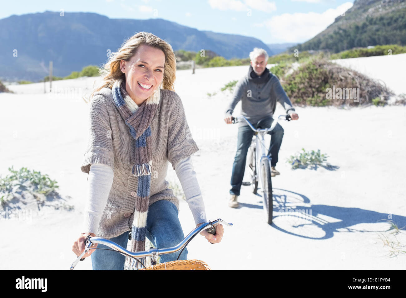 Unbeschwertes Ehepaar, mit dem Fahrrad zu fahren, am Strand Stockfoto