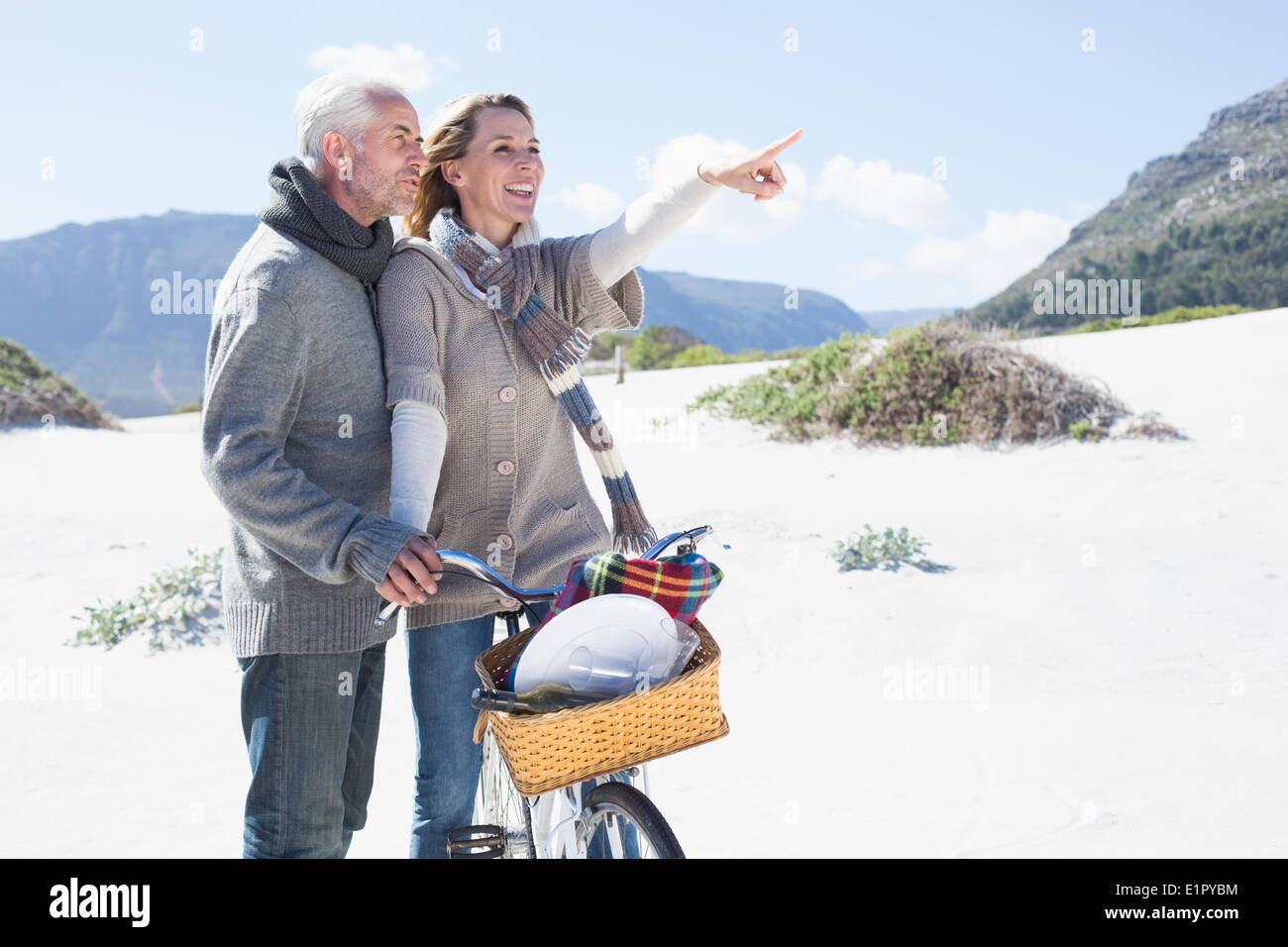 Unbeschwertes Ehepaar, mit dem Fahrrad fahren und Picknick am Strand Stockfoto
