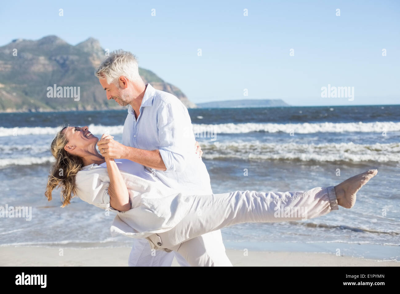 Glückliches Paar zusammen tanzen am Strand Stockfoto