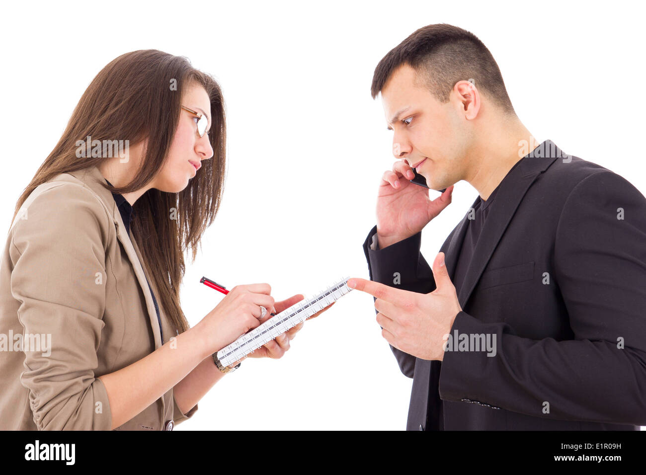 überrascht Geschäftsmann auf das Telefon und seine Sekretärin Notizen aufschreiben Stockfoto