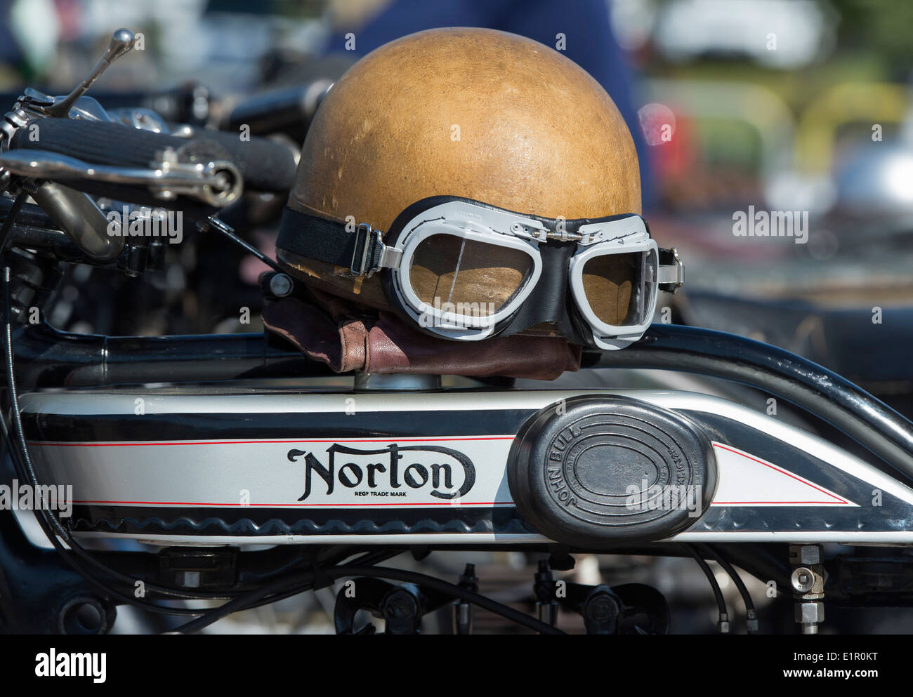 Vintage-Helm und Brille auf einem Vintage Norton Motorcycle in The VMCC Banbury Run. Banbury, Oxfordshire, England Stockfoto