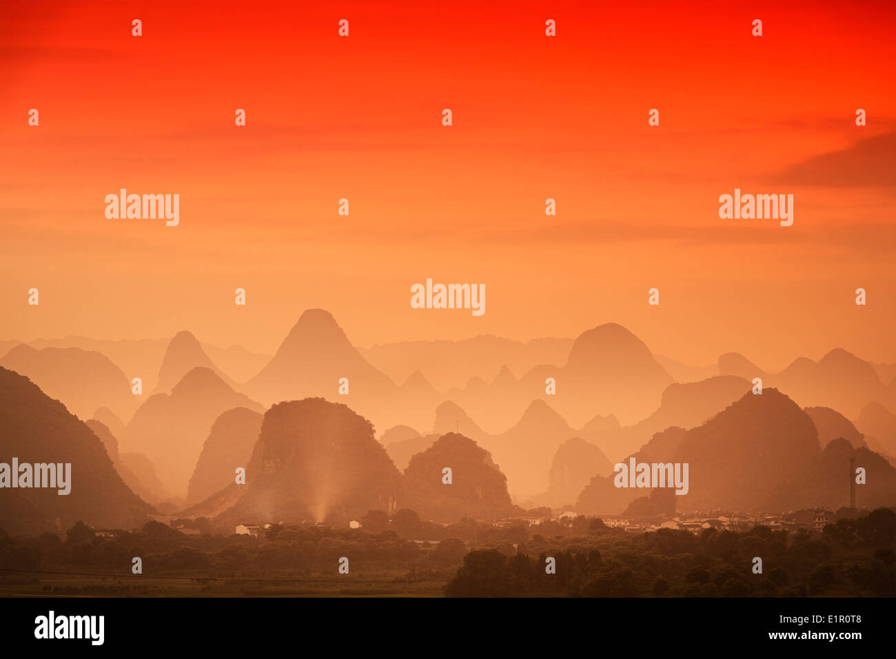 Karst Gebirgslandschaft in Guilin, Guangxi, China. Stockfoto