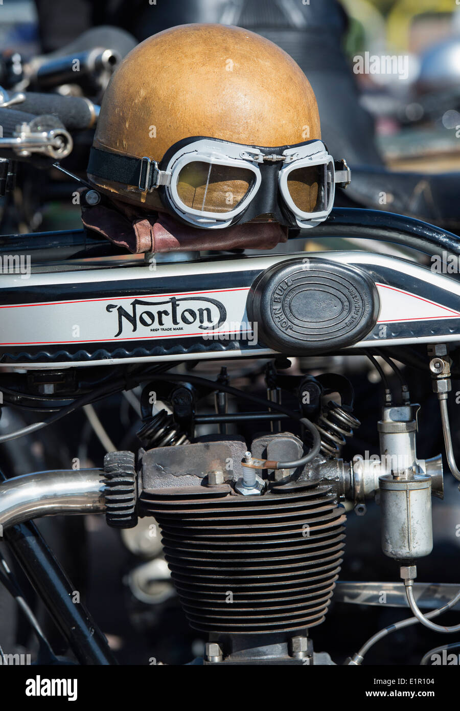 Vintage-Helm und Brille auf einem Vintage Norton Motorcycle in The VMCC Banbury Run. Banbury, Oxfordshire, England Stockfoto
