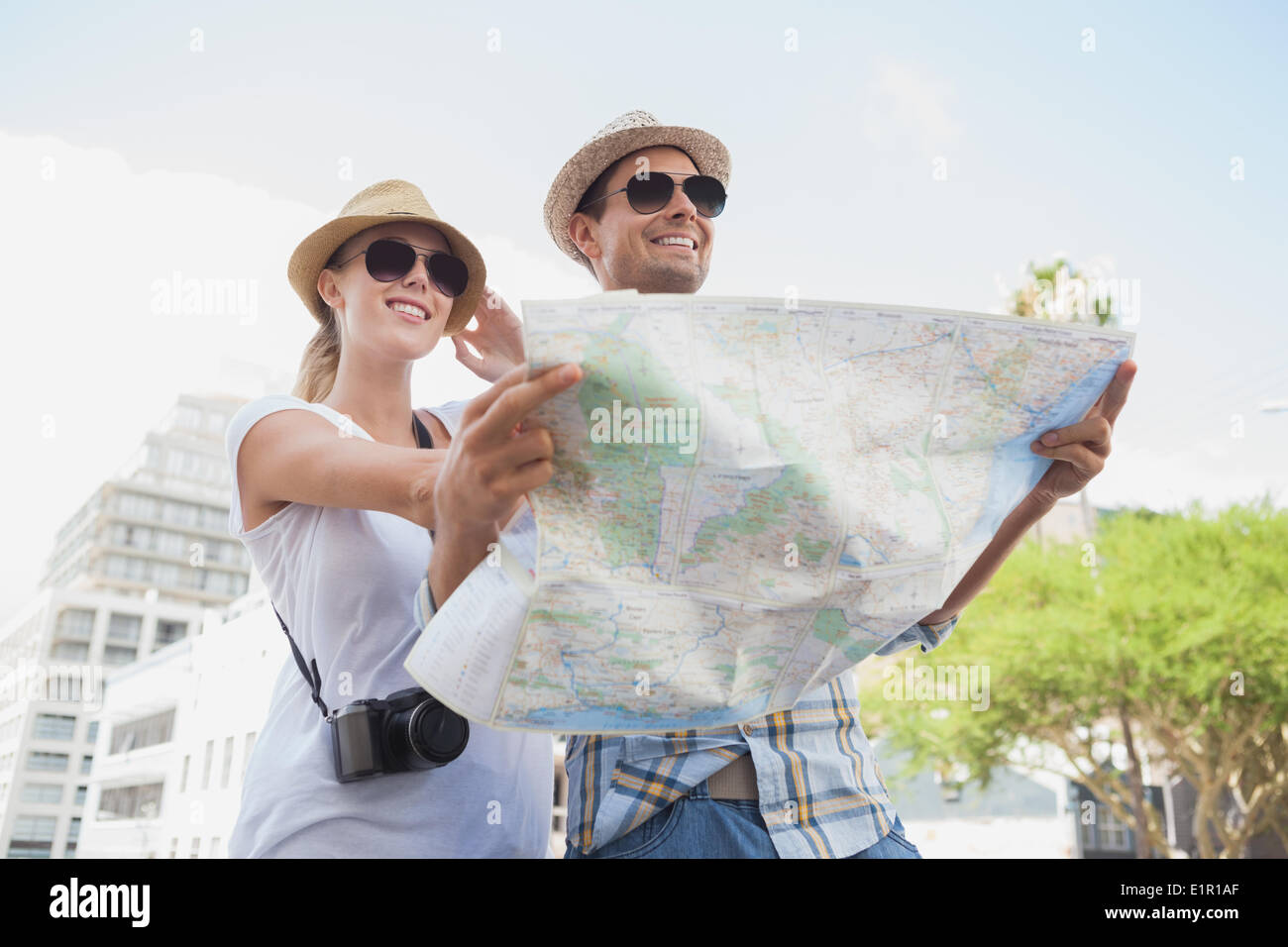 Junge Touristen-paar mit Hilfe der Karte Stockfoto