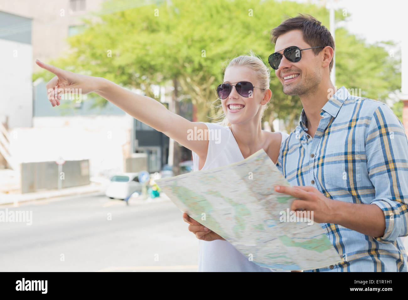 Junge Touristen paar Beratung der Karte und zeigt Stockfoto