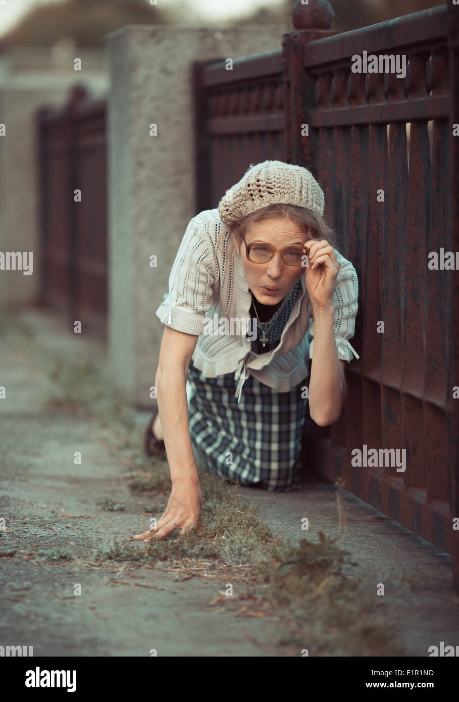 Lustiges Mädchen mit Brille und ein Vintage-Kleid im freien Stockfoto