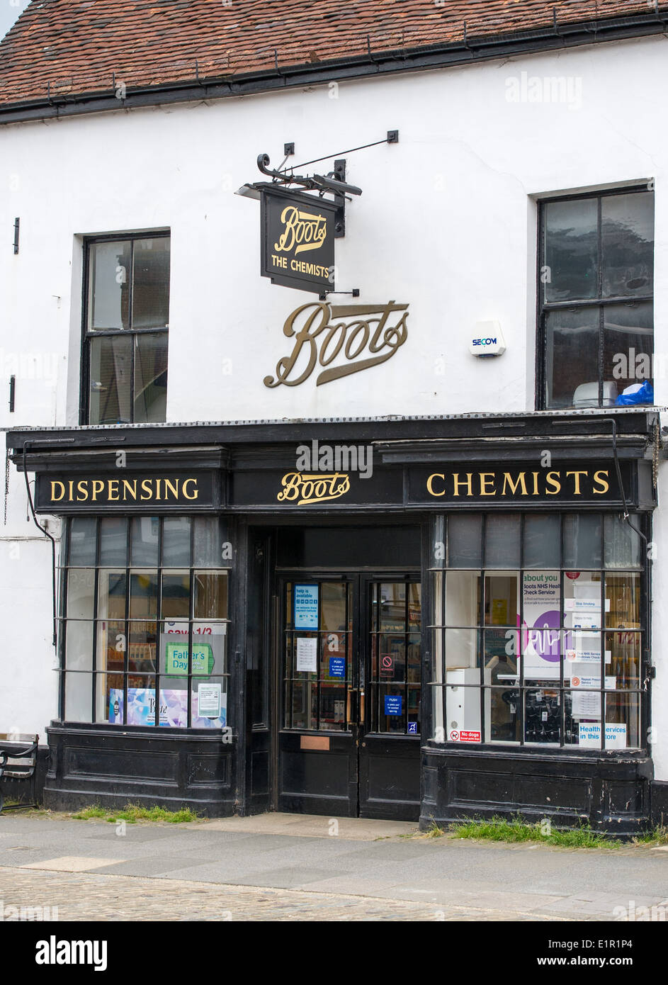 Midhurst West Sussex UK - ungewöhnliche Stiefel den Chemiker-Shop im Altbau Stockfoto