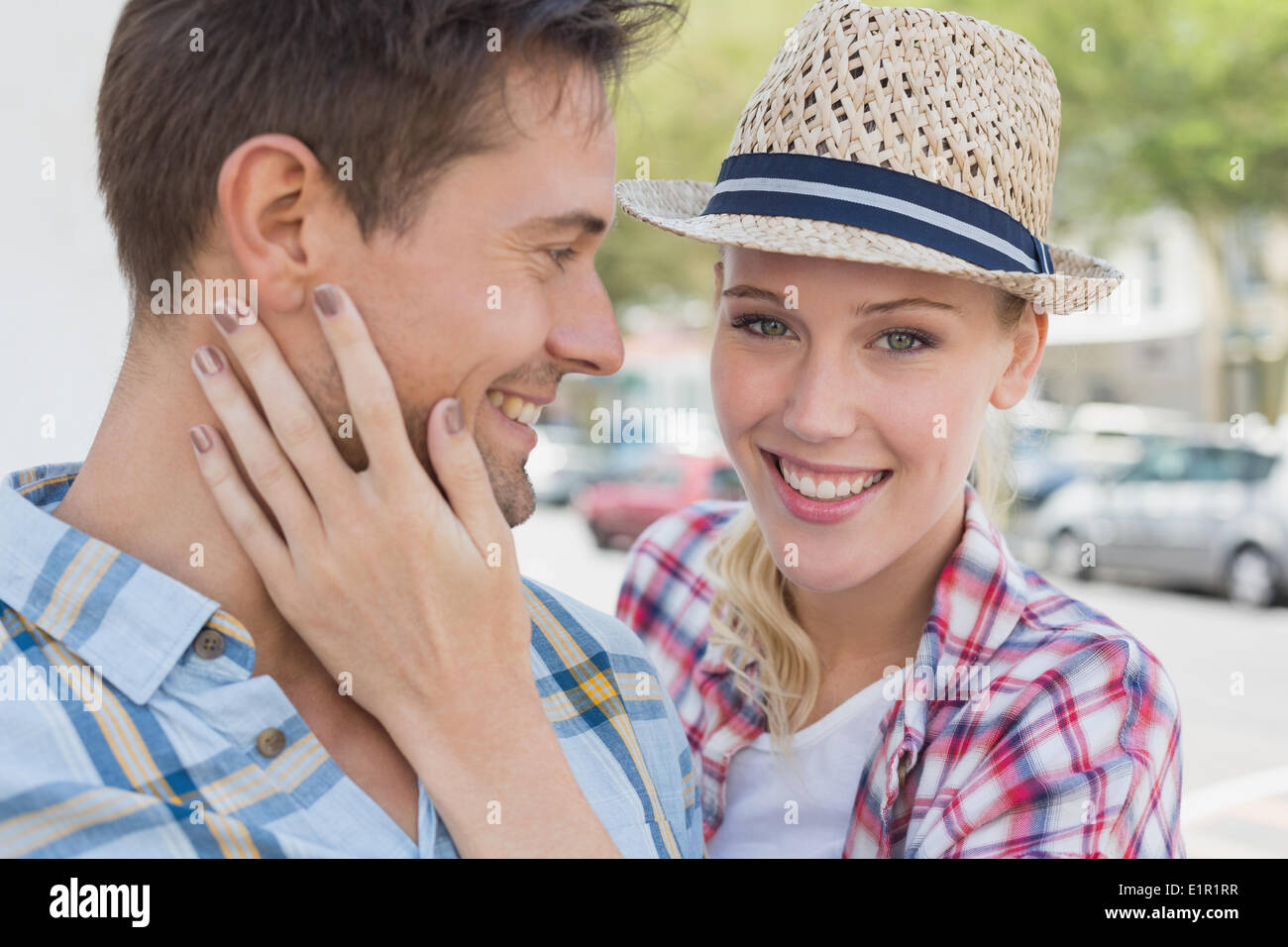 Junge Hip-Hop paar mit Frau lächelt in die Kamera Lächeln Stockfoto