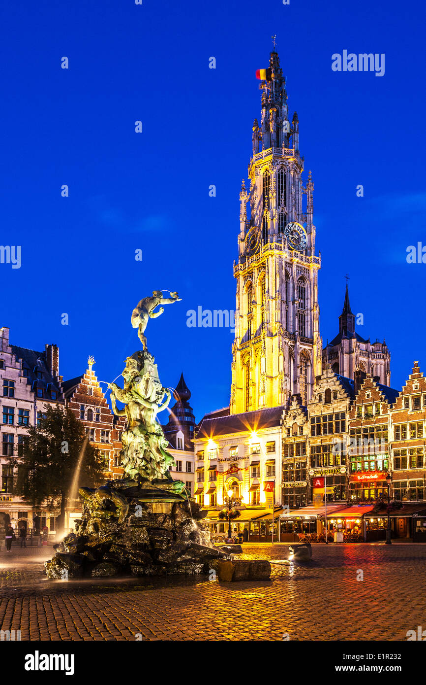 Die Brabo-Brunnen und die Kathedrale Notre-Dame in der Grote Markt, Hauptplatz in Antwerpen, Belgien. Stockfoto