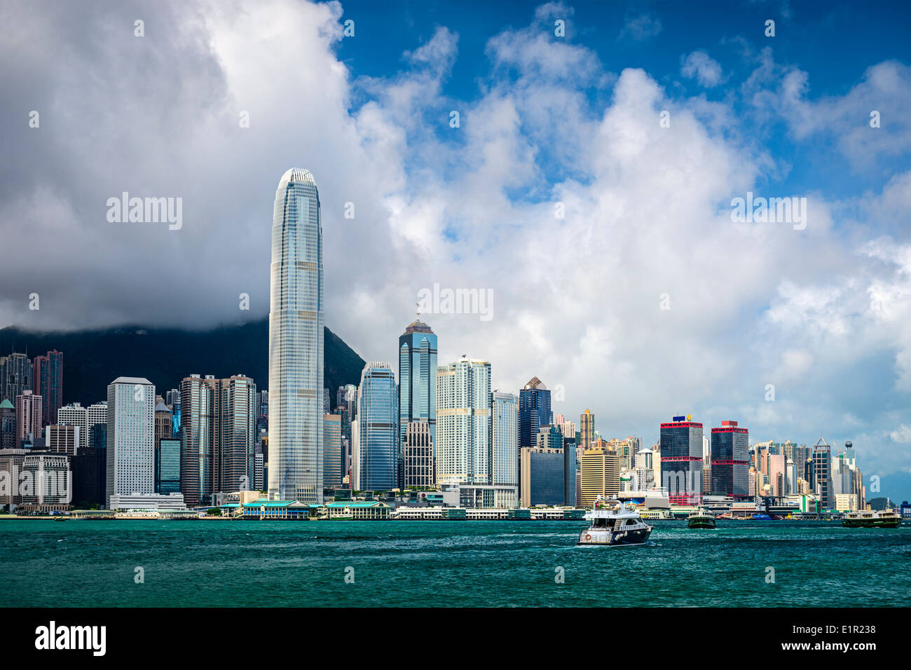 Skyline von Hong Kong, China am Victoria Harbour. Stockfoto