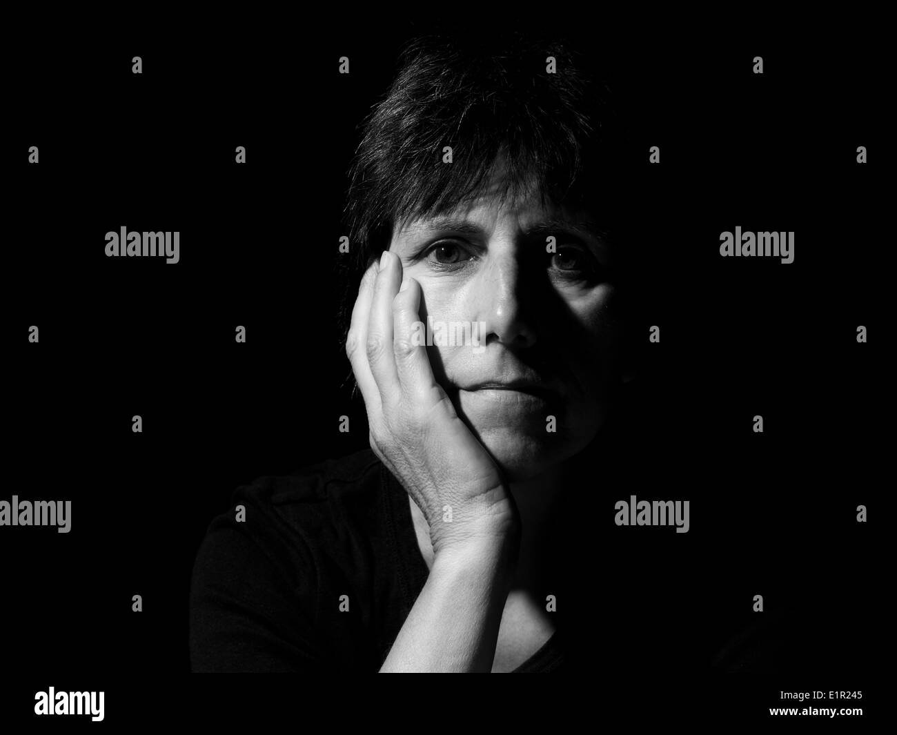 Shady Lady. Reife Frau, ernst Porträt. Schwarz und weiß. Stockfoto