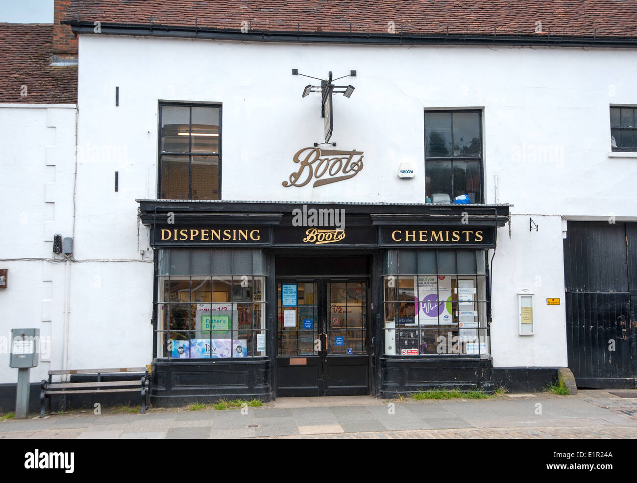 Midhurst West Sussex UK - ungewöhnliche Stiefel den Chemiker-Shop im Altbau Stockfoto