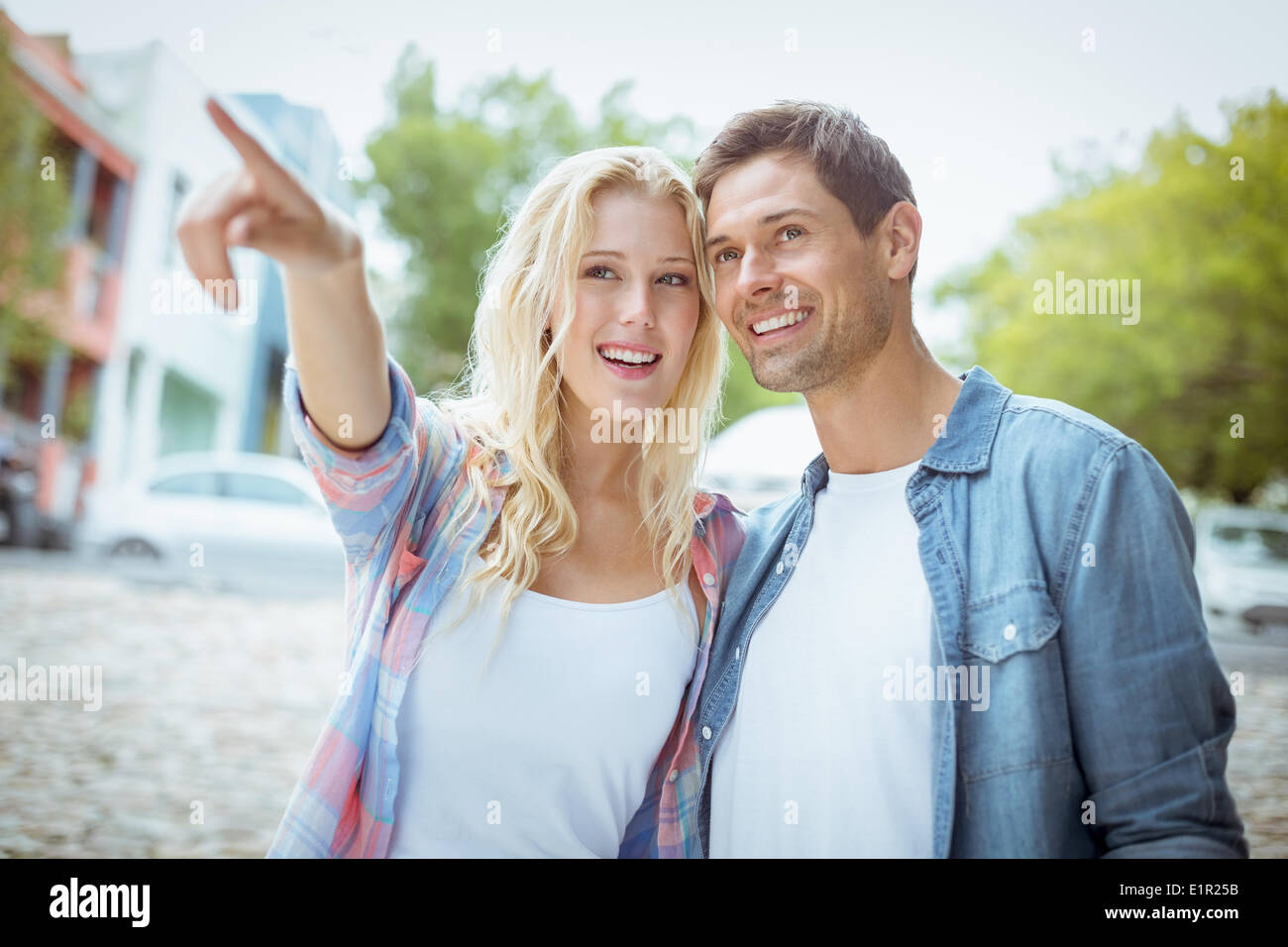 Hippe junge Paar Blick auf etwas Stockfoto